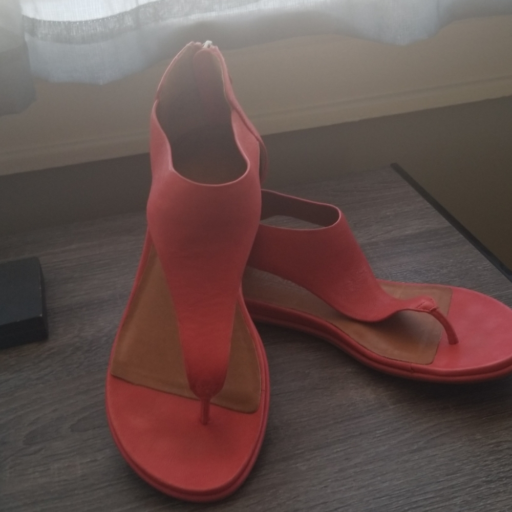 Gentle Souls Kenneth Cole Coral Sandals